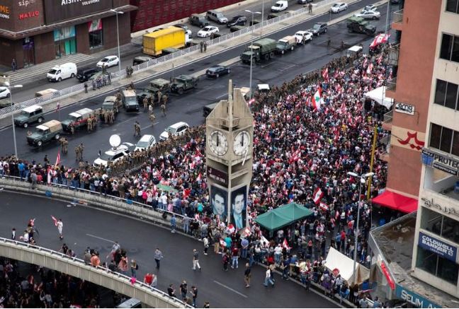 مُتظاهرون في احتجاجات ضد الحكومة في جل الديب يوم الأربعاء. تصوير: ألكيس قنسطنطينيديس - رويترز